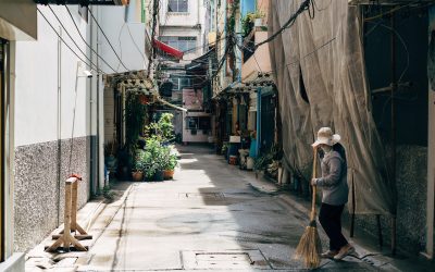 Utilisez un balai plutôt qu’un tuyau d’arrosage pour nettoyer votre cour ou votre terrasse et réduire votre consommation d’eau.