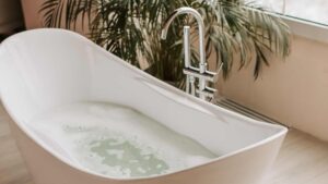 Baignoire remplie d'eau