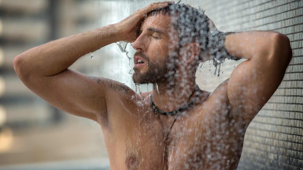 Homme sous la douche