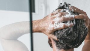 Homme sous la douche
