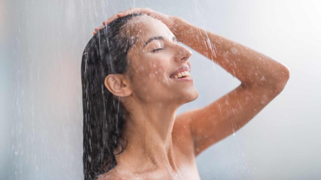 Femme sous la douche