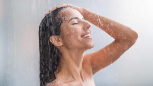 Femme sous la douche