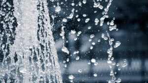 Pluie qui tombe des canalisations