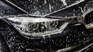 Voiture entrain de se faire lavé