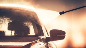 Voiture dans une station de lavage