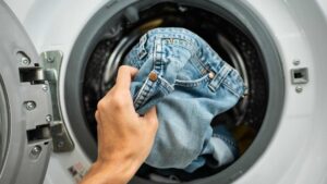 Vêtements dans une machine à laver