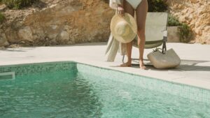 Femme devant sa piscine