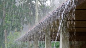 Pluie qui tombe sur le toit d'une maison