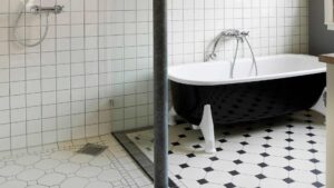 Salle de bains avec une baignoire et une douche