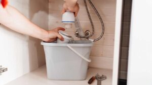 Remplacement d'un siphon de lavabo