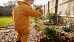 Enfant qui arrose des plantes