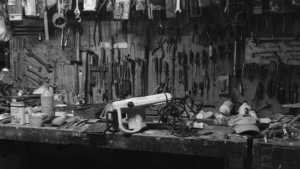 Atelier de bricolage dans un garage