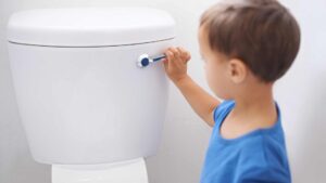 Enfant qui tire la chasse d'eau