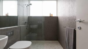 Douche à l'italienne dans une salle de bain
