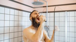 Homme dans sa douche