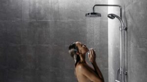 Femme dans sa douche