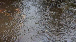pluie qui tombe sur le sol