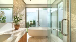 Salle de bains avec une baignoire en plein milieu
