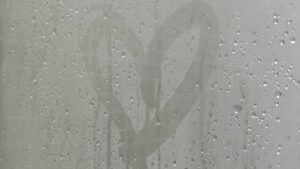 Cœur dessiné à la main grâce à la buée de la douche