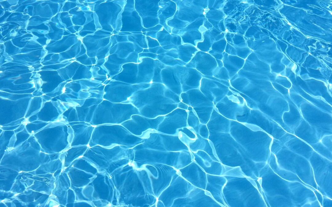 Conseils pour l’entretien régulier d’une piscine et économiser de l’eau