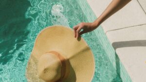 Chapeau sur une piscine