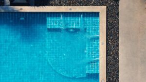 Jet dans une piscine
