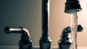 Eau qui coule d'un robinet